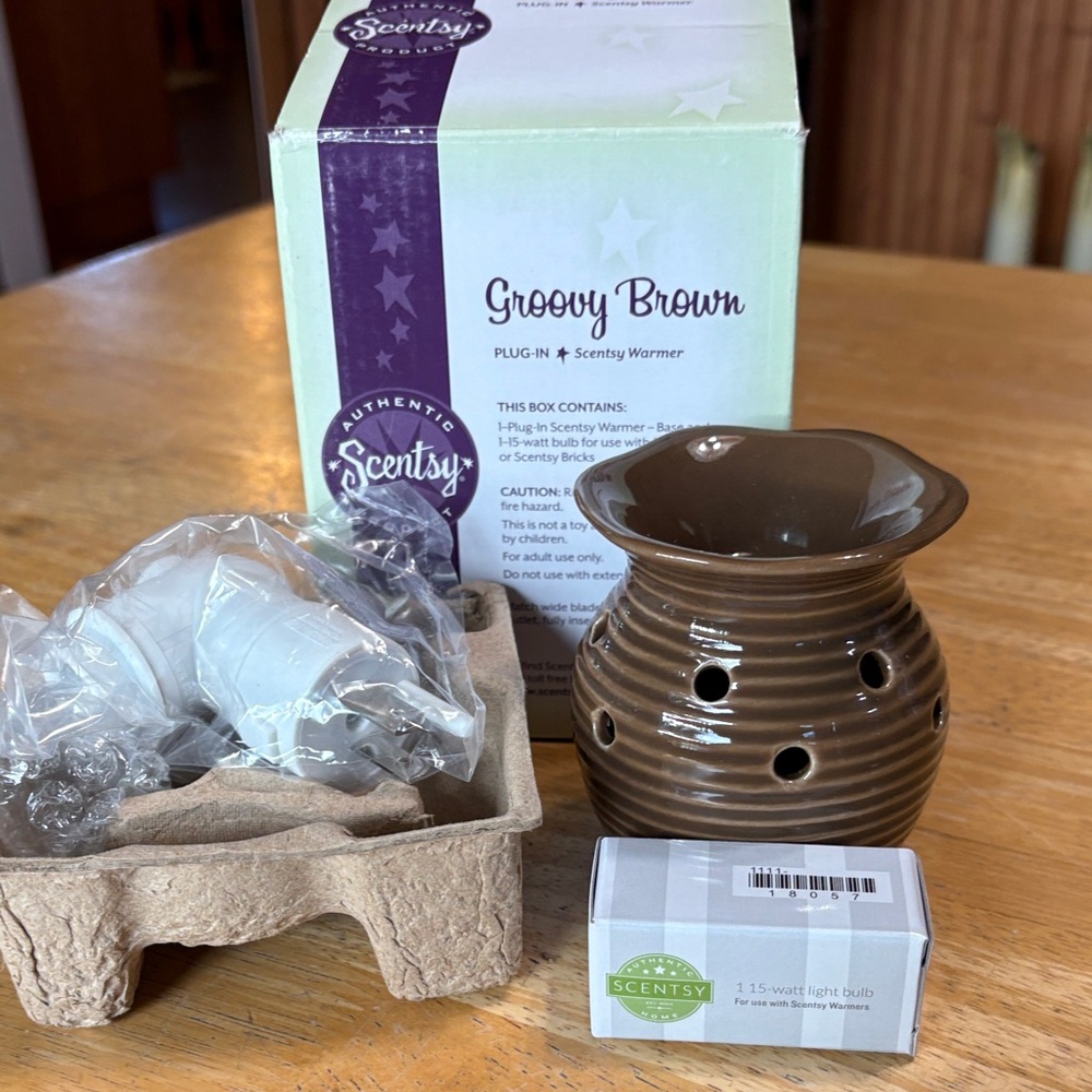 Scentsy Groovy Brown Plug-In Warmer/ with extra bulb